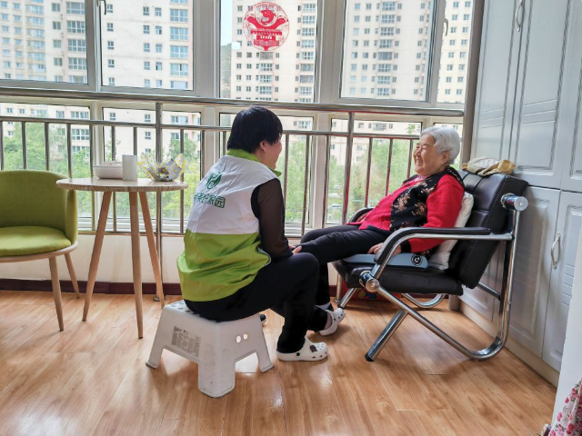 住家老年护理员吴咏梅正在帮助老人按摩.jpg